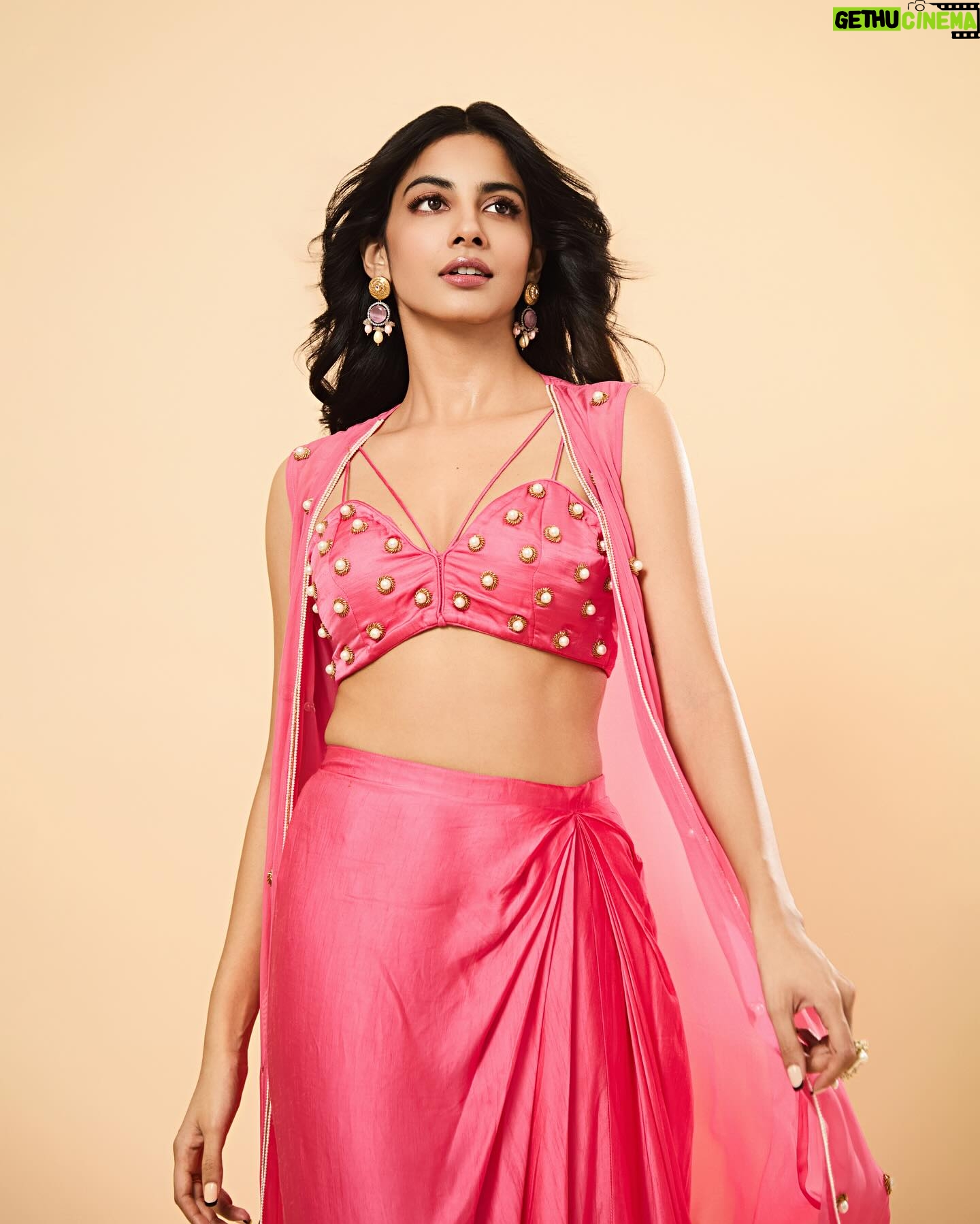 Pragati Srivastava - 9.5K Likes - Long time no see? 😌🤗
.
.
Makeup: @mitavaswani
Hair: @minalravariya
Styledby: @stylebysugandhasood
Assttby: @kuhuratna4987
Outfit: @monaandvishu @viralmantra
Jewellery: @oakpinionpr @piroheebyparul
Pictures: @tridevsudevan
Team @exceedentertainment