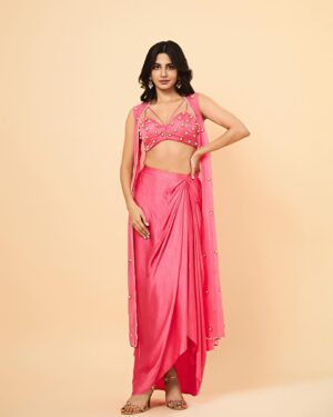 Pragati Srivastava Instagram - Long time no see? 😌🤗
.
.
Makeup: @mitavaswani
Hair: @minalravariya 
Styledby: @stylebysugandhasood
Assttby: @kuhuratna4987
Outfit: @monaandvishu @viralmantra
Jewellery: @oakpinionpr @piroheebyparul
Pictures: @tridevsudevan
Team @exceedentertainment