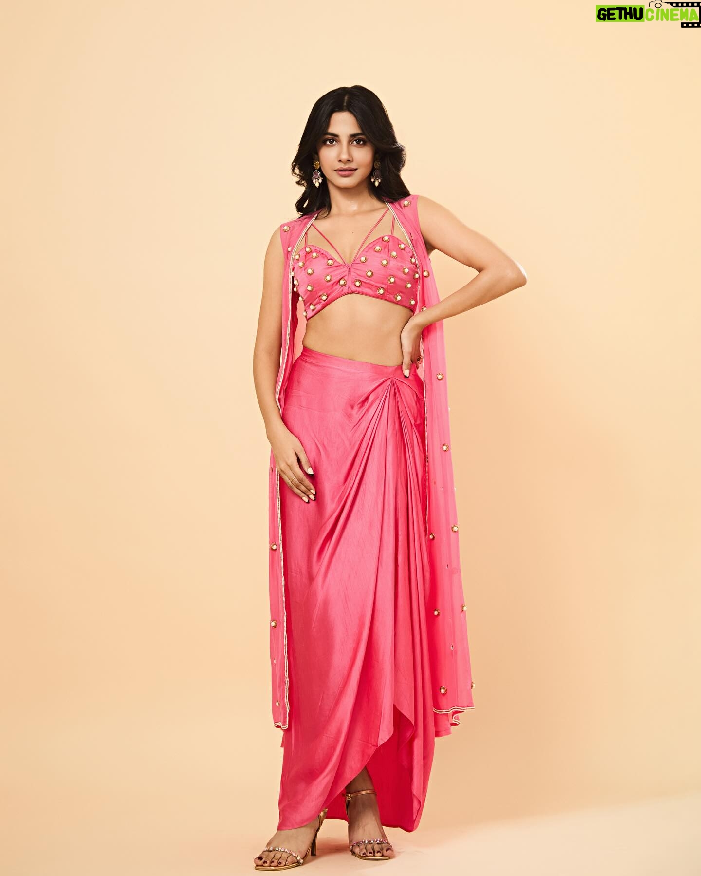 Pragati Srivastava - 9.5K Likes - Long time no see? 😌🤗
.
.
Makeup: @mitavaswani
Hair: @minalravariya
Styledby: @stylebysugandhasood
Assttby: @kuhuratna4987
Outfit: @monaandvishu @viralmantra
Jewellery: @oakpinionpr @piroheebyparul
Pictures: @tridevsudevan
Team @exceedentertainment