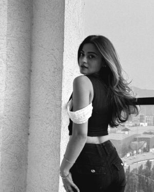 Prakruti Mishra Instagram - Don’t look at the caption 
Look at me Idiot 😎