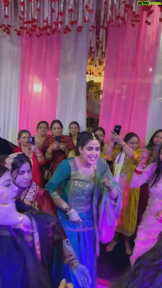 Pranjal Dahiya - 305.3K Likes - Thumak Thumak 🔥✨
.
.
.
.
#pranjaldahiya #gulabiqueen #kaleshichori