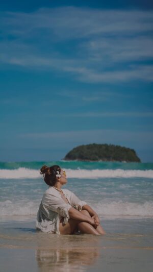Pratibha Bhadauria Instagram - The feeling of landing in to a new country 🌊🐚 >>>

Just 100 meters away from the my stay at @chanalaigardenresort was this beautiful Kata Beach, Phuket with white sands, mesmerising views and huge surfer waves. 

#phuket #travel #thailand #visafree #katanoi #travelphotography #beach #beachvibes #thailand🇹🇭 #travelblogger #indiantravelvlogger #adayinthailand #katabeachphuket #phuketisland #beachwear #beachgirl #beachoutfit #beachaesthetic #trendingreels #explore