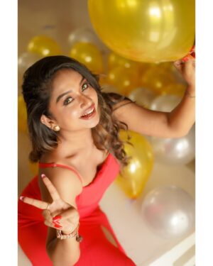 Preethi Sharma Instagram - Thank u so much everyone for all the lovely wishes! I am so so lucky to have so many people sending across nothing but love and blessing in my DM 🥰🌎🥺🫂. 

If anybody ask me what is the best gift u have ever received, I’ll always say “MY FAMILY “ which is u guys …🌎🫂🫶🏻🫰🏻❤️ 

Extraaa love for all the FP’s who make lovely edits and shower me with 24/7 not just on 31st JAN 🥰

I love you guys so much …❤️

Pc: @camerasenthil 
Mua : @jeevithamakeupartistry 
Organised by @rrajeshananda  my sweet anna ❤️

#preebirthdayshoot #birthdayphotoshoot #birthdaywishes #preefam☮️ #preevibes☮️ #preelovesyou☮️