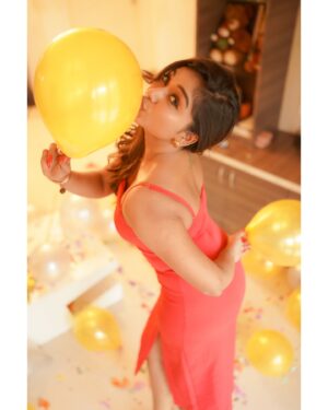 Preethi Sharma Instagram - Thank u so much everyone for all the lovely wishes! I am so so lucky to have so many people sending across nothing but love and blessing in my DM 🥰🌎🥺🫂. 

If anybody ask me what is the best gift u have ever received, I’ll always say “MY FAMILY “ which is u guys …🌎🫂🫶🏻🫰🏻❤️ 

Extraaa love for all the FP’s who make lovely edits and shower me with 24/7 not just on 31st JAN 🥰

I love you guys so much …❤️

Pc: @camerasenthil 
Mua : @jeevithamakeupartistry 
Organised by @rrajeshananda  my sweet anna ❤️

#preebirthdayshoot #birthdayphotoshoot #birthdaywishes #preefam☮️ #preevibes☮️ #preelovesyou☮️
