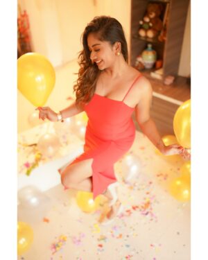 Preethi Sharma Instagram - Thank u so much everyone for all the lovely wishes! I am so so lucky to have so many people sending across nothing but love and blessing in my DM 🥰🌎🥺🫂. 

If anybody ask me what is the best gift u have ever received, I’ll always say “MY FAMILY “ which is u guys …🌎🫂🫶🏻🫰🏻❤️ 

Extraaa love for all the FP’s who make lovely edits and shower me with 24/7 not just on 31st JAN 🥰

I love you guys so much …❤️

Pc: @camerasenthil 
Mua : @jeevithamakeupartistry 
Organised by @rrajeshananda  my sweet anna ❤️

#preebirthdayshoot #birthdayphotoshoot #birthdaywishes #preefam☮️ #preevibes☮️ #preelovesyou☮️