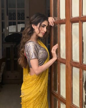Priya Banerjee Instagram - Moments of being Joba 🌺

CHAALCHITRO releasing PAN-INDIA after receiving tremendous amount of love and support all over Bengal. Thank you to each one of you for making this happen.♥️

Watch it in theatres all over India from January 10th. See you all at the cinemas ✨

@pratimdgupta 
@friends_communication