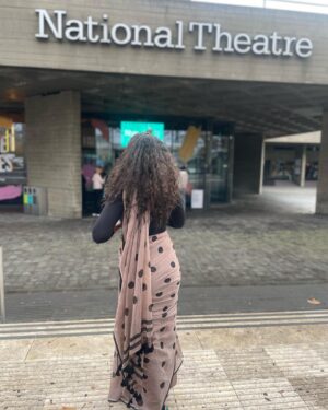 Priyadarshini Indalkar Instagram - Roamed around in साडी in London ! Ran, jumped, danced, tripped, walked- a lot, rolled, sat, did everything !
Ah ! What a joy it was! Besides the sweet random compliments it got me, it charged my spirit to explore the unknown with open arms and wrapped me with homely feeling. 
साडी तशीही आवडतेच, पण लंडन मधे shining मारायला जास्त मज़ा आली ! 😂😂

Thanks to @suta_bombay , I could fly in my saree ! 🌻

And throughout the day, @saleelkulkarniofficial ‘s song was playing in my head ! ♥️♥️

@onkar_raut thank you for the lovely photos! 🌻

#londondiaries🇬🇧 #mhjliveinlondon #centralline #boroughmarket #nationaltheatre #waterloo #sutabombay