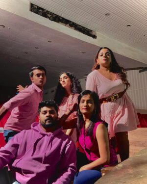 Priyadarshini Indalkar Instagram - Happy Valentine’s Day From Team Vishamrut ♥️

Yes yes we can immediately shift our mood from being Zara models to monkeying 😅

Next Show 16 February ,
4pm,
Vishnudas Bhave Natyagruh, 
Navi Mumbai.