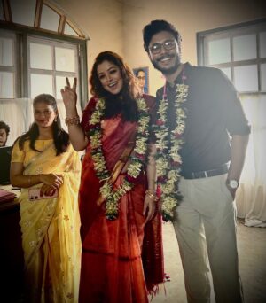 Priyanka Bharali Instagram - আশীর্বাদ কৰিব🙏

"আগলি মৰম" অতি শীঘ্ৰেই আপোনালোকৰ ওচৰলে আহি আছে সুন্দৰ নতুন গীতটি...আপোনালোক সকলোৰে সহায় সহযোগিতা কামনা কৰিছোঁ..

#Agolimorom #comingsoon #newsong #priyankabharali #taruntanmoy #priyankabharaliofficial #priyankabharalifanclub #🙏🧿