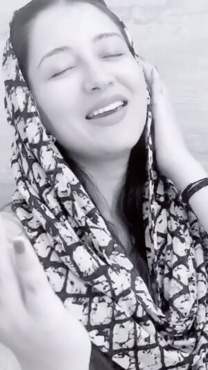 Priyanka Kandwal Instagram - Chand k bahane aap bhi dhundte hai kya 🤪 #tujhechandkebahanedekhun