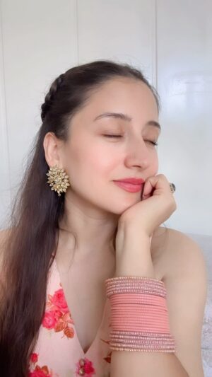 Priyanka Kandwal Instagram - Main hu na ❤️💃 #mainhuna