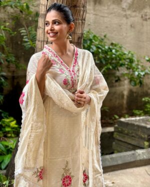 Priyanka Tendolkar Instagram - Stunning, festive yet comfy

This pure cotton Butti kurta features a soft ivory hue beautifully highlighted by intricate floral embroidery.✨

Crafted from high-quality 1000 Butti cotton, this piece ensures comfort and elegance, 

Find your perfect flawless fit from @maldoindia 🤍🌸
.
.
.
Visit : https://maldo.in/

📷 by my darling @arti.more18 ✨❤️ 
Thank you Moru🫶🏼

#maldo #kurti #ethnicwear #womenskurti #traditional #premiumkurtis #indiandresses