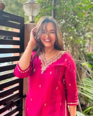 Pujita Ponnada Instagram - Andariki Bhogi Subhakankshalu 🌾🔥✨
.
.
.
#pujitaponnada #happyboghi