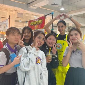 Pympan Chalayanacupt Instagram - ขอบคุณน้องน้องมากเลยนะคะที่มาอุดหนุนมาให้ความครื้นเครงกับบูธน้ำเลม่อนของพี่พิม 🥰☺️ #foxchalalemon #foxchamilktea