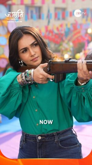 Rachana Mistry Instagram - Waqt badal gaya hai, par Jagriti ka andaaz ab bhi wahi hai! Judiye uski kahaani ke saath, #JagritiEkNayiSubah mein, aaj se, har roz, raat 8:30 baje, sirf #ZeeTV par.
#Jagriti #ThenVsNow #ZeeTVReels

@rachana.mistry.1604 @asmi.deo #NayaDaurNayaNazariya