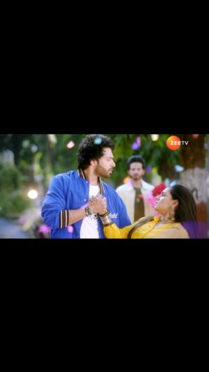 Rachana Mistry Instagram - Aakash ne kiya apne pyaar ka izhaar, par kya Jagriti ki qismat mein likha hai Suraj ka naam? Dekhiye #JagritiEkNayiSubah, har roz, raat 8:30 baje, sirf #ZeeTV par. 
#Jagriti #Suraj #Aakash #NayaDaurNayaNazariya #Promo

@vijayendrakumeria @rachana.mistry.1604 @sagarparekh0111