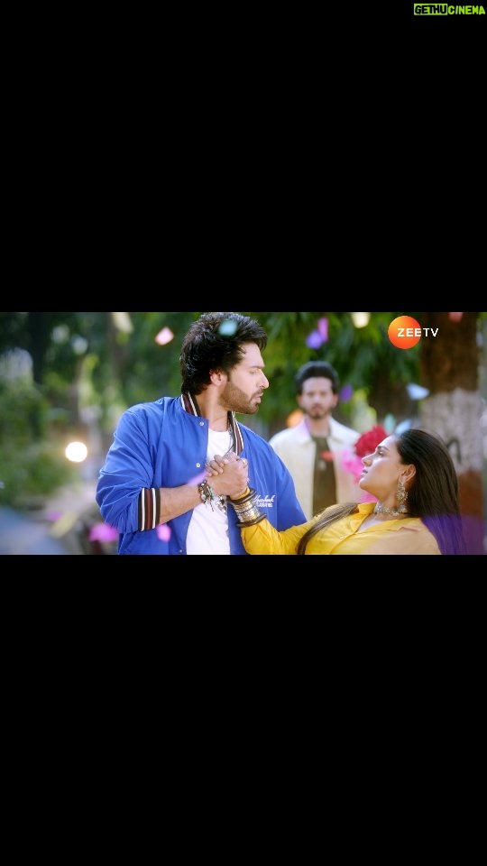 Rachana Mistry - 26.8K Likes - Aakash ne kiya apne pyaar ka izhaar, par kya Jagriti ki qismat mein likha hai Suraj ka naam? Dekhiye #JagritiEkNayiSubah, har roz, raat 8:30 baje, sirf #ZeeTV par.
#Jagriti #Suraj #Aakash #NayaDaurNayaNazariya #Promo
@vijayendrakumeria @rachana.mistry.1604 @sagarparekh0111