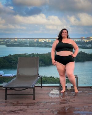 Rafaela Ferreira Instagram - Rio, seu lindo! Cheguei, quanta beleza!!! A carioca, que hoje mora longe, morre de saudade.

Amanhã tem bate-papo performático no @institutoarteiros no festival @corposvisiveis , espero por vocês. ❤️
