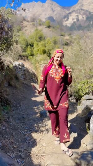 Raksha Gupta Instagram - Husn pahadon ka 🏔️🌸🌼☘️
VC - @rajesh_negi_1612 
.
.
.
.
.
#husnpahadonka❤️❤️ #hills #pahad #mausam #loveintheair #pahadi #rakshagupta #rakshaguptaofficial #raksharules #rakshafam #rakshalove #reelsinstagram #reels #reelitfeelit #reelkarofeelkaro #reelsindia