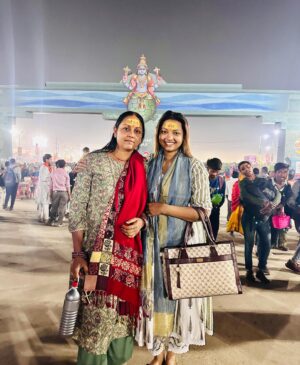 Raksha Gupta Instagram - प्रयागराज त्रिवेणी पर आस्था का महासागर महाकुंभ में 
माघ पूर्णिमा के अवसर पर पूरे परिवार के साथ स्नान एवं पूजा अर्चना की। सनातन के इस महापर्व की आप सबको बहुत बहुत बधाई। ❤️🙏🏻

#mahakumbh #kumbh #2025 #harhargange #trivenisangam #sangam #ganga #yamuna #saraswati #rakshagupta #prayagraj #family