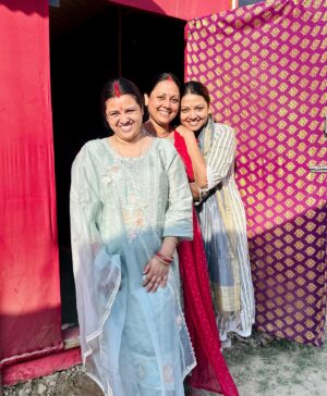 Raksha Gupta Instagram - प्रयागराज त्रिवेणी पर आस्था का महासागर महाकुंभ में 
माघ पूर्णिमा के अवसर पर पूरे परिवार के साथ स्नान एवं पूजा अर्चना की। सनातन के इस महापर्व की आप सबको बहुत बहुत बधाई। ❤️🙏🏻

#mahakumbh #kumbh #2025 #harhargange #trivenisangam #sangam #ganga #yamuna #saraswati #rakshagupta #prayagraj #family