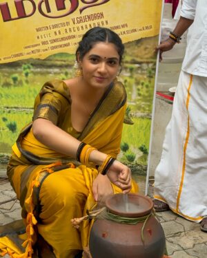 Rakshana Induchoodan Instagram - Happy Pongal and Makara Sankranti wishes 🎋🌽🌼
Filling stomach with yum ven and sakarai Pongal along with a heart full of gratitude and hope this year ahead! 🧿🙏

Bts pics of poster launch of #Marudham 
@_haritha_i_ 

P.s saree is stolen from mom’s cupboard 👀