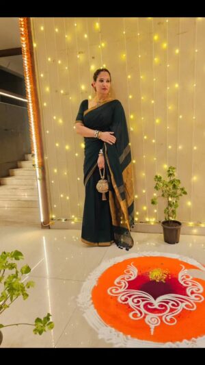 Rakshanda Khan Instagram - Sometimes u just need to beat the heat, beat the odds, stop beating yourself up and stop beating around the bush and dress it up and move to the beats! 
This super comfy saree @verymuchindian.official . I actually managed to drape it on my own and not make a disaster of it
Hair and make up-- my own, and I did quite make a disaster of it 🙃
Jewellery -- my mom's ! Therefore it's gorgeous! 
#festivevibes #festivewear #diwali #ootn #indianwear