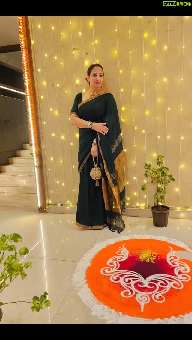 Rakshanda Khan - 1.8K Likes - Sometimes u just need to beat the heat, beat the odds, stop beating yourself up and stop beating around the bush and dress it up and move to the beats!
This super comfy saree @verymuchindian.official . I actually managed to drape it on my own and not make a disaster of it
Hair and make up-- my own, and I did quite make a disaster of it 🙃
Jewellery -- my mom's ! Therefore it's gorgeous!
#festivevibes #festivewear #diwali #ootn #indianwear