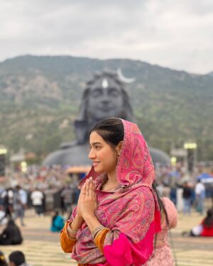 Ramola Instagram - Belated Happy Makar Sankranti!💐
 May the warmth of the season bring happiness, prosperity, and good health into your life. Wishing you all the best for the year ahead!

#harharmahadev #sankrantispecial #makarsankranti #sadguru #aadiyogi #chikballapura #ishafoundation #actressramola