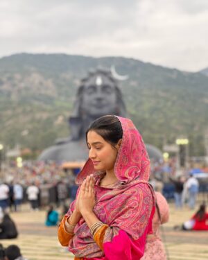 Ramola Instagram - Belated Happy Makar Sankranti!💐
 May the warmth of the season bring happiness, prosperity, and good health into your life. Wishing you all the best for the year ahead!

#harharmahadev #sankrantispecial #makarsankranti #sadguru #aadiyogi #chikballapura #ishafoundation #actressramola