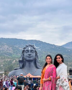 Ramola Instagram - Belated Happy Makar Sankranti!💐
 May the warmth of the season bring happiness, prosperity, and good health into your life. Wishing you all the best for the year ahead!

#harharmahadev #sankrantispecial #makarsankranti #sadguru #aadiyogi #chikballapura #ishafoundation #actressramola