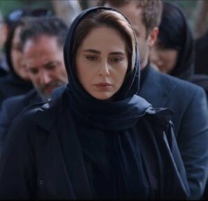Rana Azadivar Instagram - "سمیرا به قدرت و ثروت رسید، اما به چه قیمتی؟ شاید سزای اعمالش همین باشد؛ زندگی در اوج، اما با دستانی خالی از عزیزان..."
.
.
#سریال #زخم_کاری
#زخم_کاری_مجازات 
#محمد_حسین_مهدویان
#محمدرضا_تخت_کشیان
