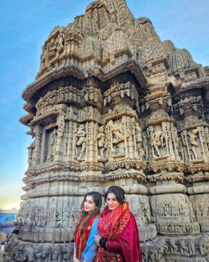 Rasha Thadani Instagram - Nageshwar, my 12th Jyotirling, and Dwarkadhish. Feeling blessed and thankful🙏🏻🕉️❤️ Har Har Mahadev🩵