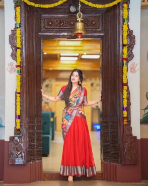 Rashi Singh Instagram - 💫🌼

Styled by - @gnan_u_ 
Outfit:- @narayanpet_outfits 
Jewellery:- @jewelplanet_
pc:- @avinash_mukkamala @itssasisasidhar