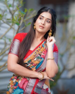 Rashi Singh Instagram - 💫🌼

Styled by - @gnan_u_ 
Outfit:- @narayanpet_outfits 
Jewellery:- @jewelplanet_
pc:- @avinash_mukkamala @itssasisasidhar