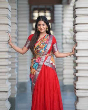 Rashi Singh Instagram - 💫🌼

Styled by - @gnan_u_ 
Outfit:- @narayanpet_outfits 
Jewellery:- @jewelplanet_
pc:- @avinash_mukkamala @itssasisasidhar