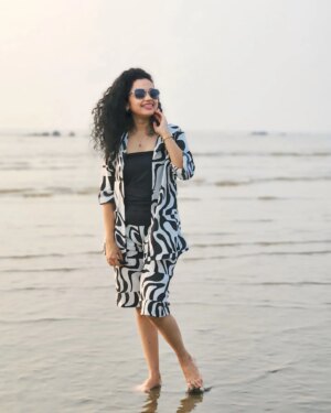 Rashmi Anpat Instagram - तुम समुंदर की बात करते हो, लोग ऑंखो में डूब जाते हैं!
📷- @__.shubham.__7777 
.
#sea #vibes #happy #saltyair #mood #smile #live #love #laugh #curlyhairgirl #rashmianpat