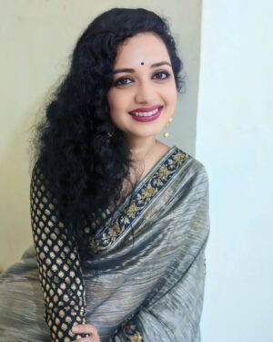 Rashmi Anpat Instagram - 🩶🩶
.
#navratri #day3 #grey #colour #marathimulgi #curlyhairgirl #rashmianpat