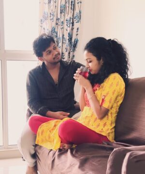 Rashmi Anpat Instagram - आज आपल्या गौराई सिरीज चे सोशल मिडिया वरती 100 मिलियन व्यूज पूर्ण झालेत.🙏🏻 आम्ही तुमचे कसे आभार मानावे तेच कळत नाहीये. एका मराठी शॉर्ट सिरीज ला महाराष्ट्रातून मिळणारे कोट्यावधींचे प्रेम आमच्यासाठी प्रचंड कौतुकास्पद आहे. आम्ही तेव्हाच जिंकलो जेव्हा आमच्या मेसेज बॉक्स मध्ये खूप लोकांनी त्यांच्या रिलेशनशिप मध्ये गौराई चे व्हिडिओस बघून प्रेम कसे वाढले हे सांगितले.गौराई मध्ये आम्ही बरेच विषय मांडले.. अचानक जाणारी नोकरी , बायकोची मासिक पाळी , समाजातील बायकोवर लादलेली बंधनं अश्या बऱ्याच विषयांमध्ये आम्ही हात घातला आणि आमच्या सुदैवाने वाईट कमेंट करणाऱ्यांपेक्षा पॉजिटिव कमेंट करणारे प्रेक्षक आम्हाला जास्त लाभले. लोकांचं काय... आम्ही मासिक पाळी वर एवढा सुंदर वीडियो बनवला त्यातही त्यांना चुकाच काढायच्या होत्या. बायकोला Pad आधीच आणून ठेवता येत नाही का किंवा ऑनलाइन १० मिनिटात Pad मागवता येत नाही का अश्या कमेंट्स आम्हाला केल्या. आत्ता आम्ही अपलोड केलेला वीडियो जो लहान कपडे घालावे की नाही ह्यावर बनवला आणि त्याचावर सुद्धा काही लोकांनी संस्कृती मध्ये आणली पण आपली बायको जर खरच गौराई सारखी संस्कारी आणि समंजस असेल तर कधीतरी एखाद दिवस तिला मोकळीक दिली तर अडते कुठे ? नात्यात विश्वास असेल तर नातं टिकेल जर कुणी प्रामाणिक नसेल तर तुटेल. आता तुटू नये म्हणून तिला कायम बंधनात ठेवणे चुकीचे आहे. तो वीडियो संस्कारांबद्दल नव्हता तर नात्यातील मोकळीकतेबद्दल होता.अश्या ह्या निगेटिव कमेंट्स मधून उरलेल्या सगळ्यांनी इतकं भरभरून प्रेम दिले की आम्ही नंतर थांबलोच नाही आणि आज १०० मिलियन पर्यंत येऊन पोहोचलो. तुमचं प्रेम असेच भरभरून आमच्यासोबत राहूदेत. सकारात्मक रूपाने गौराई कडे बघणाऱ्यांचे कायम स्वागत..❤️ शुभेच्छा सोबत असुदेत..😘
