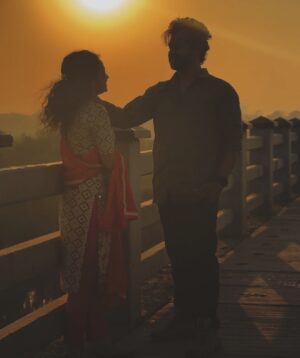 Rashmi Anpat Instagram - आज आपल्या गौराई सिरीज चे सोशल मिडिया वरती 100 मिलियन व्यूज पूर्ण झालेत.🙏🏻 आम्ही तुमचे कसे आभार मानावे तेच कळत नाहीये. एका मराठी शॉर्ट सिरीज ला महाराष्ट्रातून मिळणारे कोट्यावधींचे प्रेम आमच्यासाठी प्रचंड कौतुकास्पद आहे. आम्ही तेव्हाच जिंकलो जेव्हा आमच्या मेसेज बॉक्स मध्ये खूप लोकांनी त्यांच्या रिलेशनशिप मध्ये गौराई चे व्हिडिओस बघून प्रेम कसे वाढले हे सांगितले.गौराई मध्ये आम्ही बरेच विषय मांडले.. अचानक जाणारी नोकरी , बायकोची मासिक पाळी , समाजातील बायकोवर लादलेली बंधनं अश्या बऱ्याच विषयांमध्ये आम्ही हात घातला आणि आमच्या सुदैवाने वाईट कमेंट करणाऱ्यांपेक्षा पॉजिटिव कमेंट करणारे प्रेक्षक आम्हाला जास्त लाभले. लोकांचं काय... आम्ही मासिक पाळी वर एवढा सुंदर वीडियो बनवला त्यातही त्यांना चुकाच काढायच्या होत्या. बायकोला Pad आधीच आणून ठेवता येत नाही का किंवा ऑनलाइन १० मिनिटात Pad मागवता येत नाही का अश्या कमेंट्स आम्हाला केल्या. आत्ता आम्ही अपलोड केलेला वीडियो जो लहान कपडे घालावे की नाही ह्यावर बनवला आणि त्याचावर सुद्धा काही लोकांनी संस्कृती मध्ये आणली पण आपली बायको जर खरच गौराई सारखी संस्कारी आणि समंजस असेल तर कधीतरी एखाद दिवस तिला मोकळीक दिली तर अडते कुठे ? नात्यात विश्वास असेल तर नातं टिकेल जर कुणी प्रामाणिक नसेल तर तुटेल. आता तुटू नये म्हणून तिला कायम बंधनात ठेवणे चुकीचे आहे. तो वीडियो संस्कारांबद्दल नव्हता तर नात्यातील मोकळीकतेबद्दल होता.अश्या ह्या निगेटिव कमेंट्स मधून उरलेल्या सगळ्यांनी इतकं भरभरून प्रेम दिले की आम्ही नंतर थांबलोच नाही आणि आज १०० मिलियन पर्यंत येऊन पोहोचलो. तुमचं प्रेम असेच भरभरून आमच्यासोबत राहूदेत. सकारात्मक रूपाने गौराई कडे बघणाऱ्यांचे कायम स्वागत..❤️ शुभेच्छा सोबत असुदेत..😘