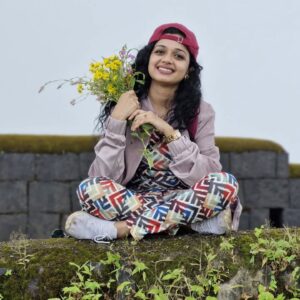 Rashmi Anpat Instagram - Phool ab jyada pyaare lagate hain...💐💞
.
#goodmorning #instafam #trekking #korigad #flower #positivevibes #happyme #nature #peace #marathimulgi #curlyhairgirl #rashmianpat