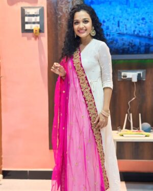 Rashmi Anpat Instagram - 🩷🤍🩷
.
#goodmorning #monday #vibes #smile #grateful #curlyhairgirl #marathimulgi #rashmianpat