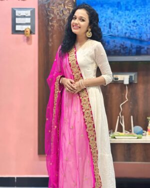 Rashmi Anpat Instagram - 🩷🤍🩷
.
#goodmorning #monday #vibes #smile #grateful #curlyhairgirl #marathimulgi #rashmianpat