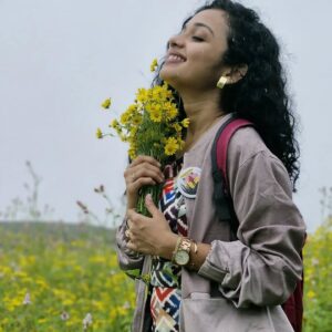 Rashmi Anpat Instagram - Phool ab jyada pyaare lagate hain...💐💞
.
#goodmorning #instafam #trekking #korigad #flower #positivevibes #happyme #nature #peace #marathimulgi #curlyhairgirl #rashmianpat