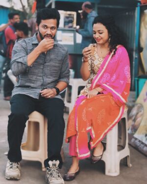 Rashmi Anpat Instagram - गौराई.❤️ आज आपल्या सिरीज चे पाच एपिसोड पूर्ण झाले त्या निमित्ताने ह्या सिरीज बद्दल थोडं बोलूया.. मुळात ही सिरीज मी लिहायला घेतली तेव्हा इच्छा फक्त इतकीच होती की लोकांना नवरा बायको आणि गर्लफ्रेंड बॉयफ्रेंड मध्ये नक्की काय फरक असतो हे कळावे. लोकांनी ह्या सिरीज ला पसंत करण्याचे कारणच हे आहे की प्रत्येकाच्या स्वप्नातील पार्टनर आम्ही इथे उभा केला आहे. आज असंख्य पॉजिटिव कमेंट्स मध्ये काही कमेंट अश्या असतात की हे फक्त रील मध्येच शक्य आहे खऱ्या आयुष्यात नाही वगैरे वगैरे.. पण नवरा आणि बायको मधला समंजसपणा कसा असावा हे जर आपण सतत वीडियो च्या माध्यमातून दाखवत राहिलो तर १० मधले किमान ३ तरी सुधारतील एवढं नक्की. जसे आपल्या पार्टनर मध्ये आपल्याला मोठं करायची ताकद असते तसेच आपल्या आयुष्याची राख करायची ताकद देखील असते पण गौराई सिरीज मुळे लोकांच्यात झालेले बदल जेव्हा मला मेसेज बॉक्स मध्ये दिसतात तेव्हा खूप कमाल वाटतं. लिहायला काय खोलात जाऊन काहीतरी वेगळं काहीतरी भन्नाट सुद्धा लिहू शकेन पण सध्या माझ्या स्वप्नातली गौराई मला कागदावर उतरवायला जास्त आवडतं..❤️ असेच प्रेम करत रहा.. कायम.😍🥰 #गौराई #rashmianpat #sanketkorlekar