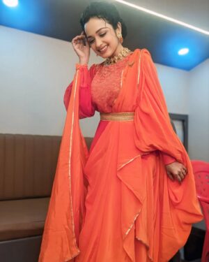 Rashmi Anpat Instagram - 🧡✨🧡
.
#goodmorning #sunday #vibes #happyme #smile #photooftheday #photoshoot #love #curlyhairgirl #rashmianpat