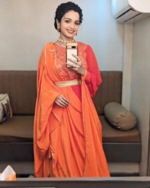 Rashmi Anpat Instagram - 🧡✨🧡
.
#goodmorning #sunday #vibes #happyme #smile #photooftheday #photoshoot #love #curlyhairgirl #rashmianpat