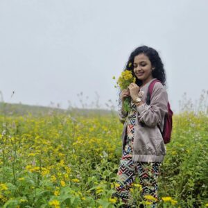 Rashmi Anpat Instagram - Phool ab jyada pyaare lagate hain...💐💞
.
#goodmorning #instafam #trekking #korigad #flower #positivevibes #happyme #nature #peace #marathimulgi #curlyhairgirl #rashmianpat