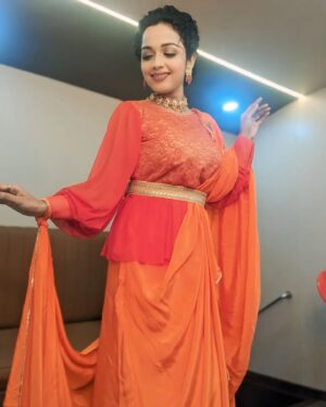 Rashmi Anpat Instagram - 🧡✨🧡
.
#goodmorning #sunday #vibes #happyme #smile #photooftheday #photoshoot #love #curlyhairgirl #rashmianpat
