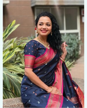 Rashmi Anpat Instagram - पैठणी - because trend fades, but tradition stays! 🌸♥️
.
Beautiful Paithani by @vishwapaithani_saree 😊

📷- @korlekarmania 🤗
.
#marathmoli #mulgi #loveforsaree #paithani #maharashtrian  #look #vibes #paithani_culture #happyme #curlyhairgirl #rashmianpat